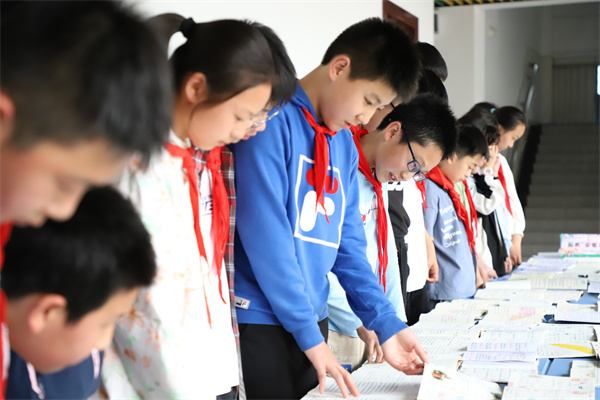 手执笔墨，芳香四溢