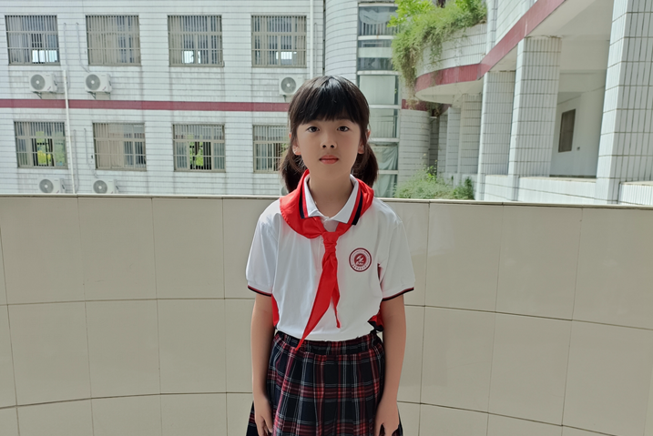 光荣的升旗手——三（2）中队朱柔熹