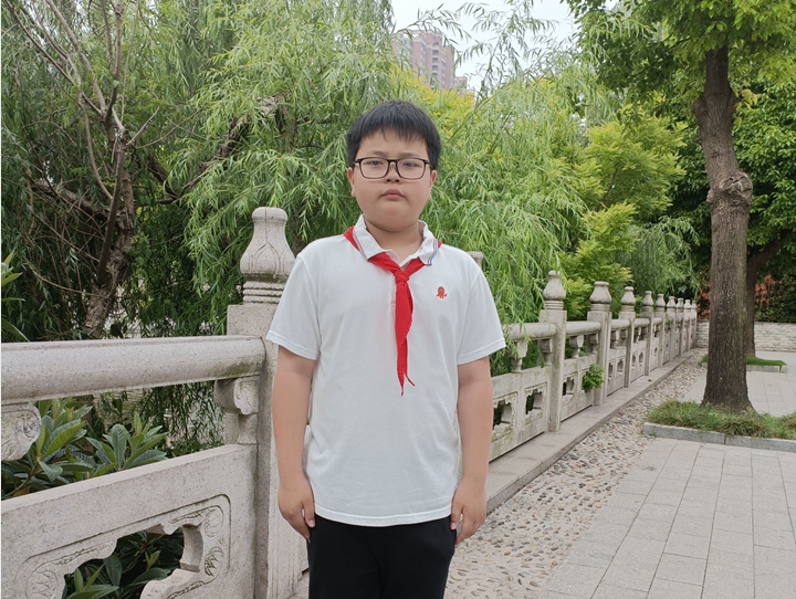 光荣的升旗手——五（1）中队陆柯燃