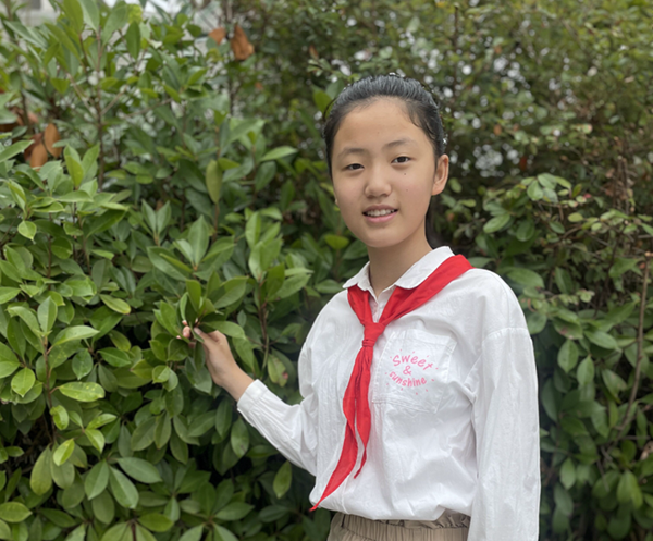 光荣的升旗手——六(7)中队薛雅文