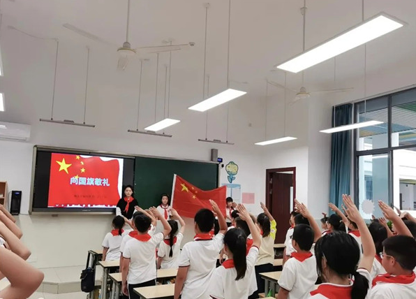 向国旗敬礼，向祖国致敬