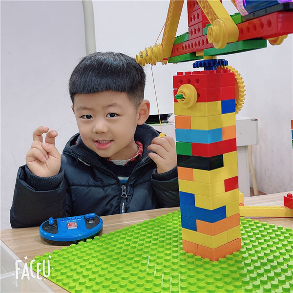 光荣的升旗手：一（1）班顾燊