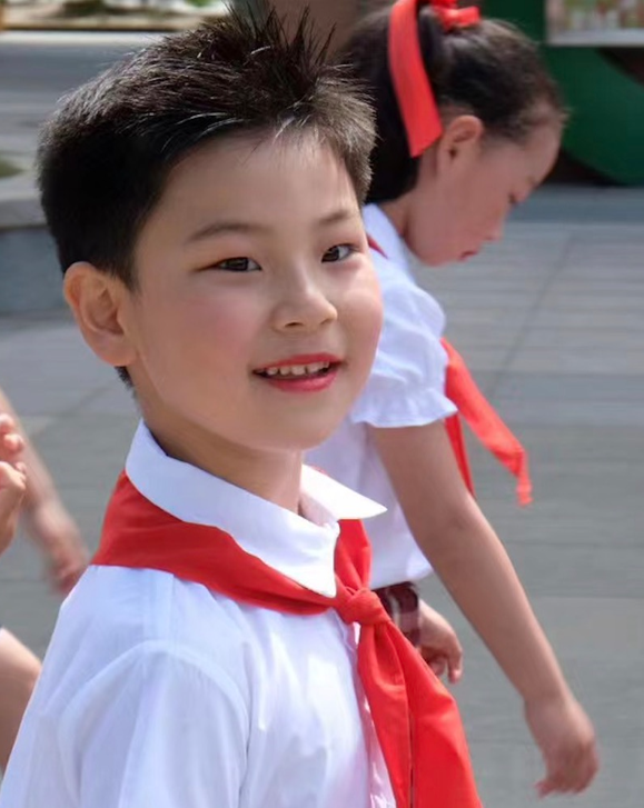 光荣的升旗手：五(12)中队谭朱越