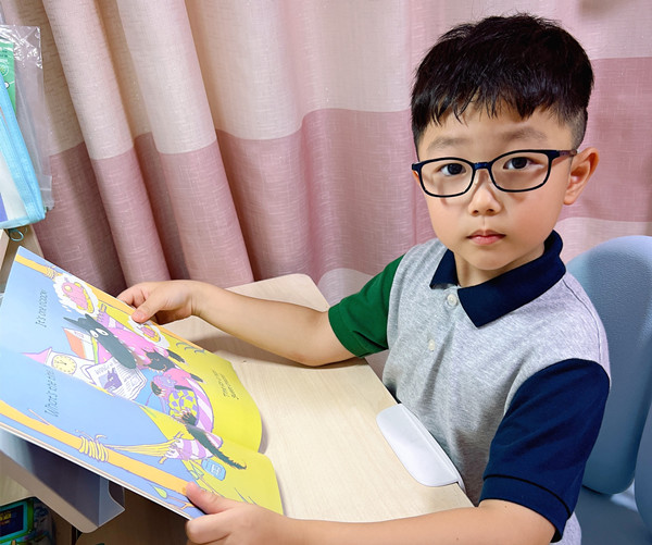 光荣的升旗手：一（2）周子尧