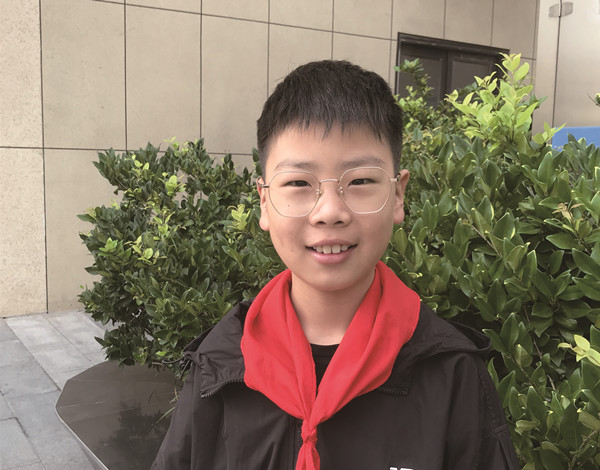 光荣的升旗手：四(1)中队濮京