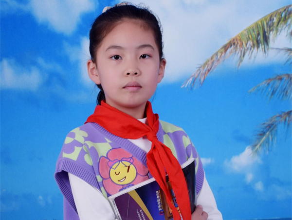 光荣的升旗手：三(17)中队贲歆然