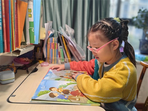 光荣的升旗手：一（3）班顾若瑶