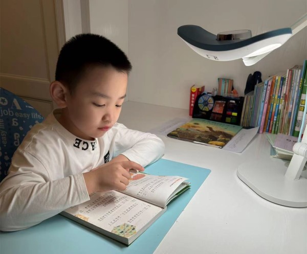  光荣的升旗手：一（4）班周煜皓