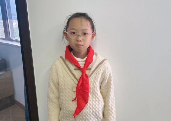 光荣的升旗手：六(4)中队钱怡祯