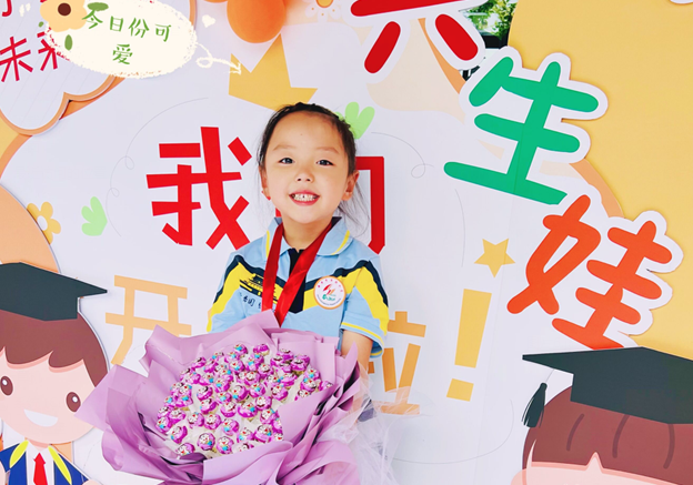 光荣的升旗手：一（5）班甄贞