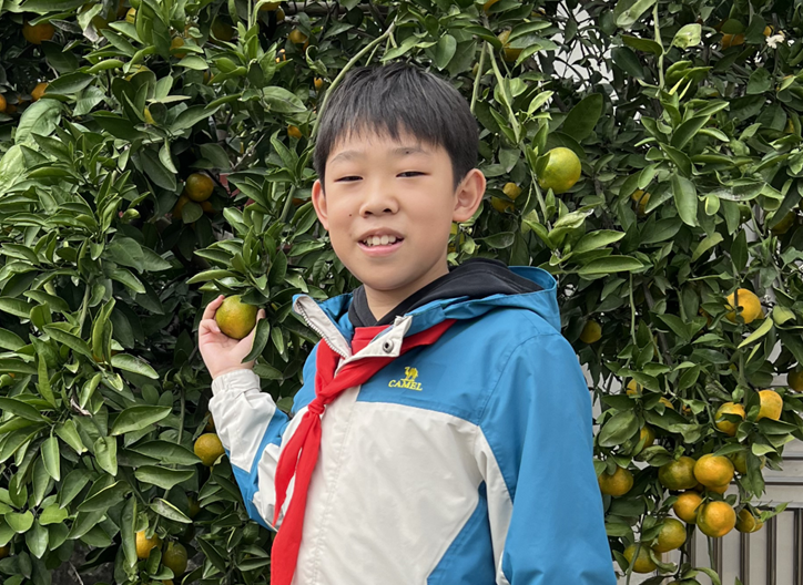 光荣的升旗手：五(8)中队田浩伸