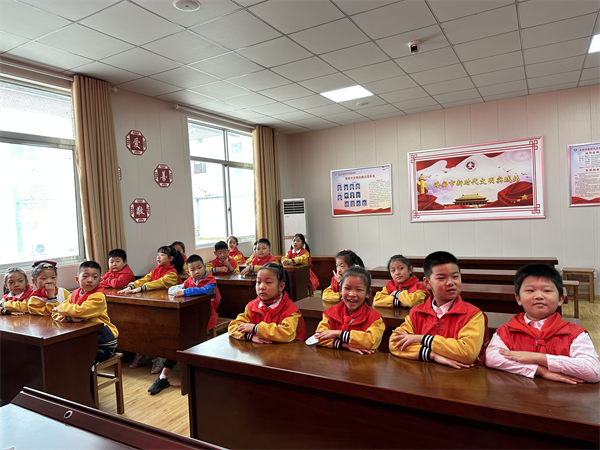 追忆峥嵘岁月 巧手实践暖老兵