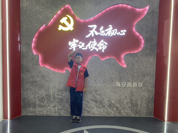 光荣的升旗手：四（8）中队顾家诚