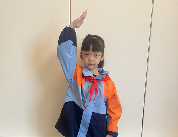 光荣的升旗手：二（7）中队杜琉夏