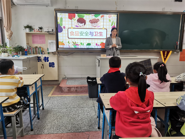 “食”刻坚守   安全相伴