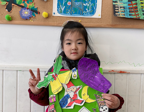 光荣的升旗手：一（7）班丁籽予