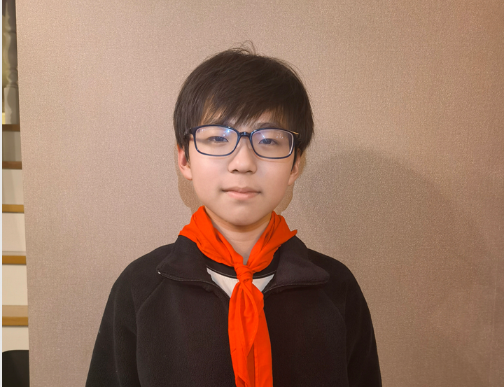 光荣的升旗手：六(4)中队席睿哲