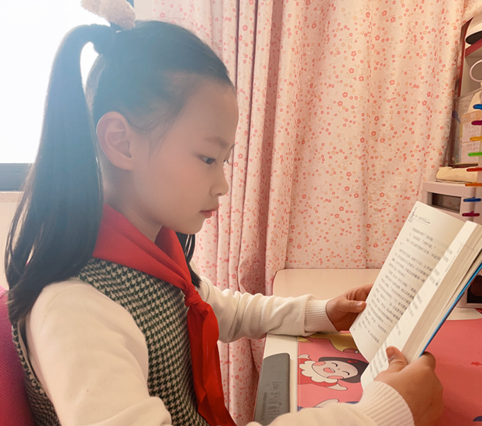 光荣的升旗手：三(14)中队栾星瑶