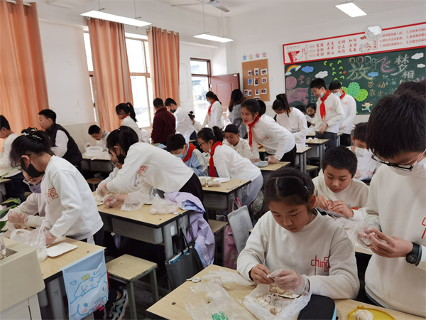 小小巧手剥起来  劳动快乐又光荣