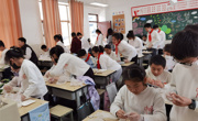 小小巧手剥起来  劳动快乐又光荣