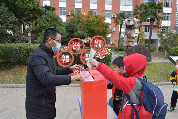 铸高尚师德师风    树良好教育形象