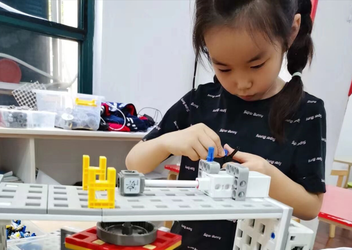 光荣的升旗手：一（14）预备中队王瑾