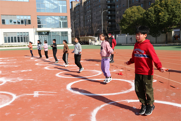 绳采飞扬激活力，力拔山兮气盖世