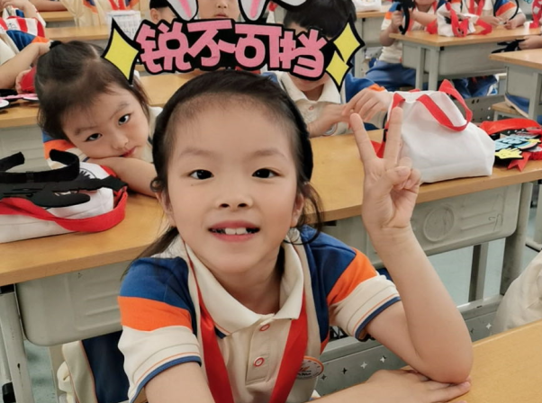 光荣的升旗手：一（17）预备中队卞禹涵