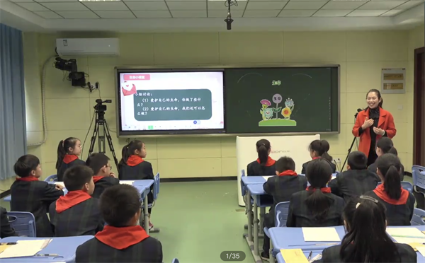 不负春光与时行  扬鞭奋进马蹄疾