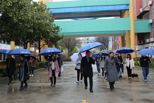 太仓港城小学教育集团管理团队来海安市实验小学访学交流