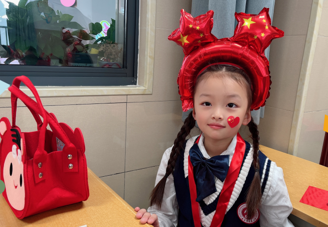 光荣的升旗手：一（18）预备中队沈芯