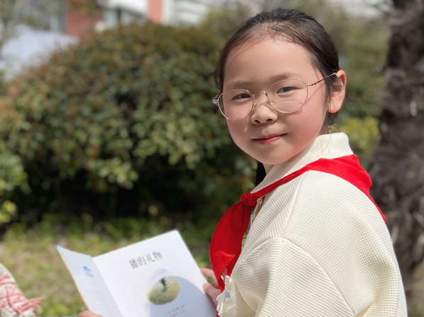 光荣的升旗手：二（18）中队盛陶然