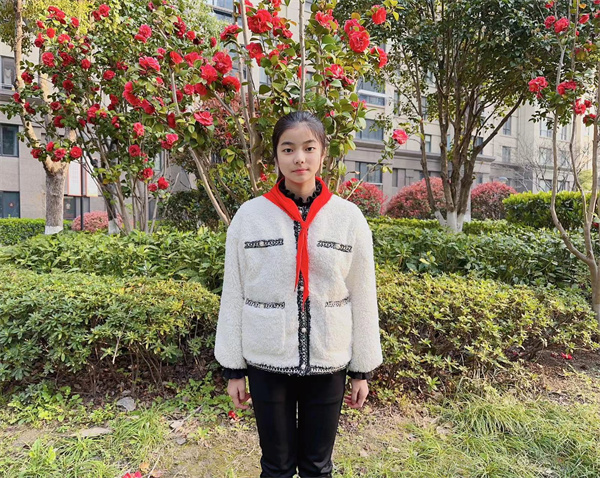 光荣的升旗手：五(17)中队张佳怡