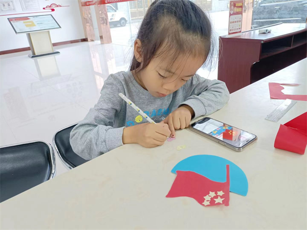 光荣的升旗手：一20预备中队曹书涵