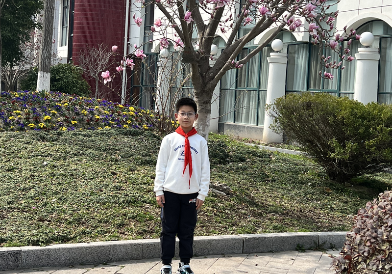 ​光荣的升旗手：三(11)中队王艺