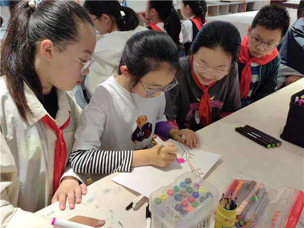 “绘”解冲突  相伴成长