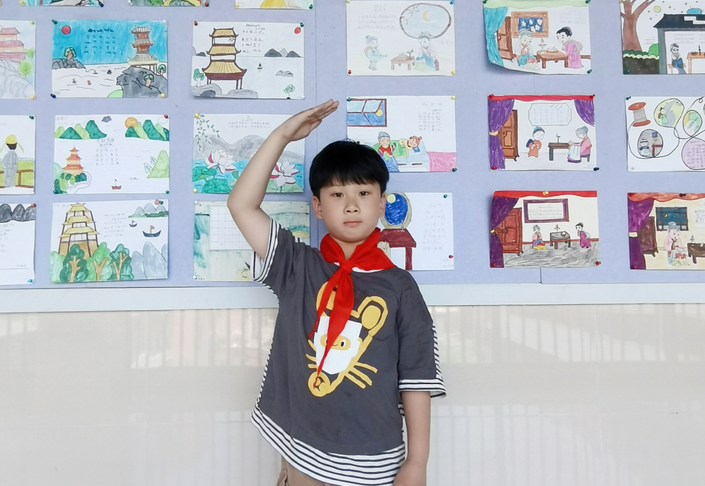 光荣的升旗手：一22中队田筼格