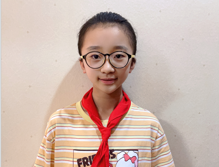 光荣的升旗手：六(8)中队张馨予