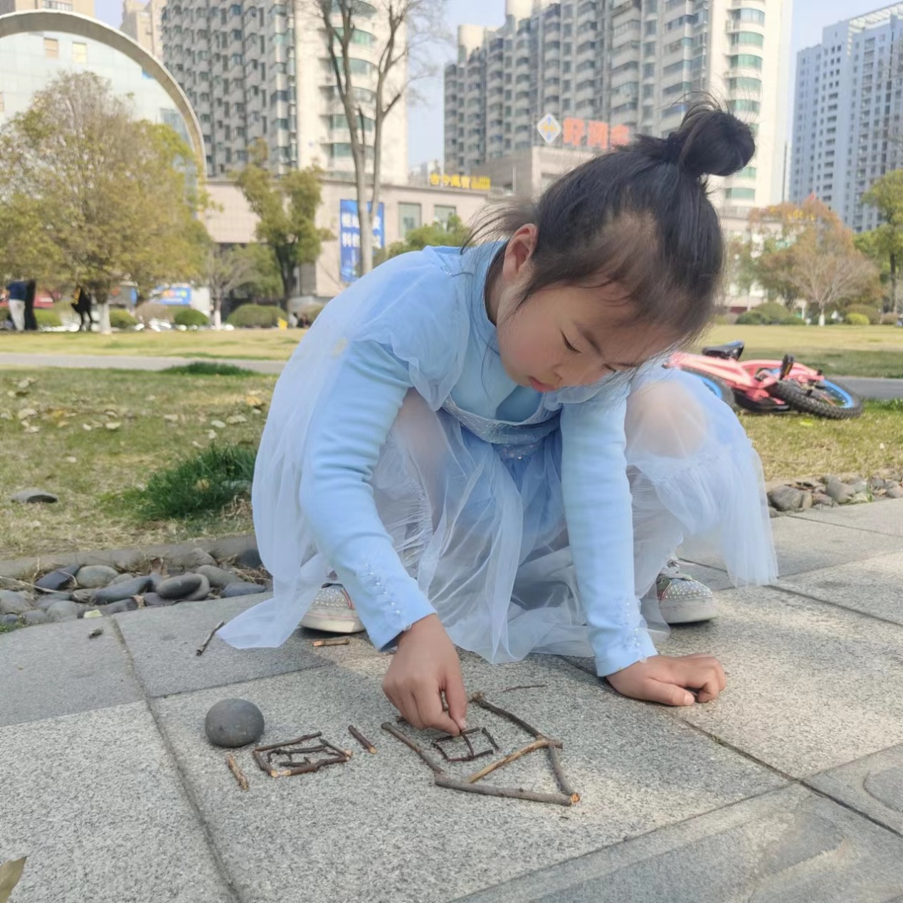 光荣的升旗手：一（10）中队崔恒源