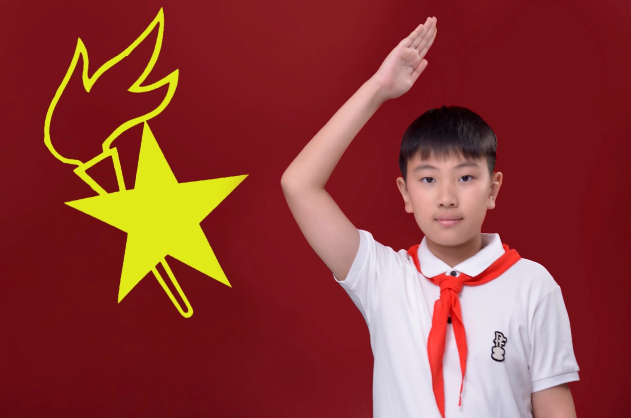 光荣的升旗手：六（9）中队陆建泽