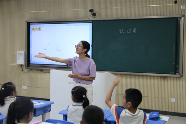 初心如磐展风采 笃行致远绽芳华