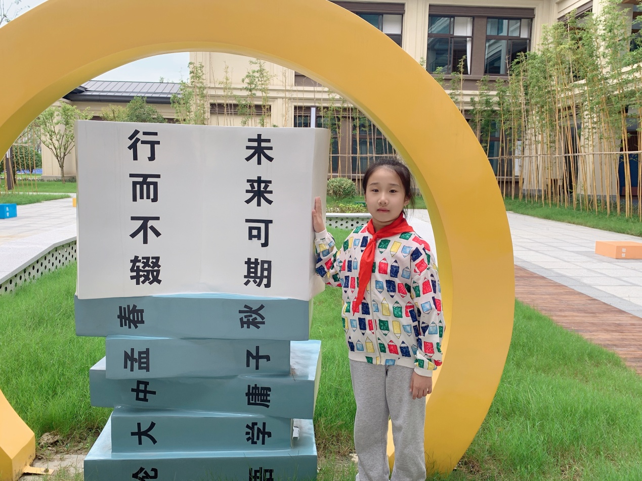 光荣的升旗手：四（1）中队胡译文