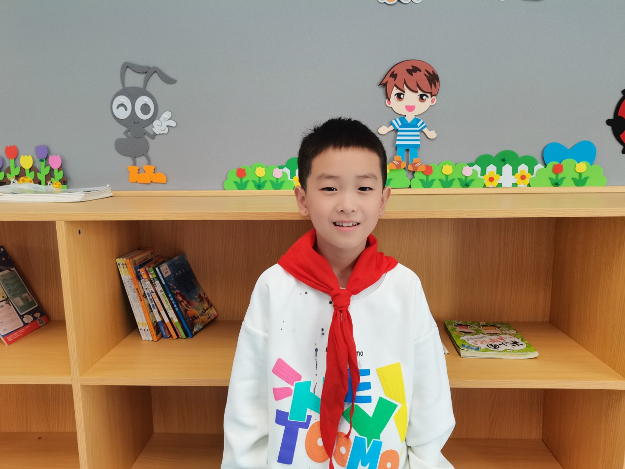 光荣的升旗手——三（1）中队蔡赟