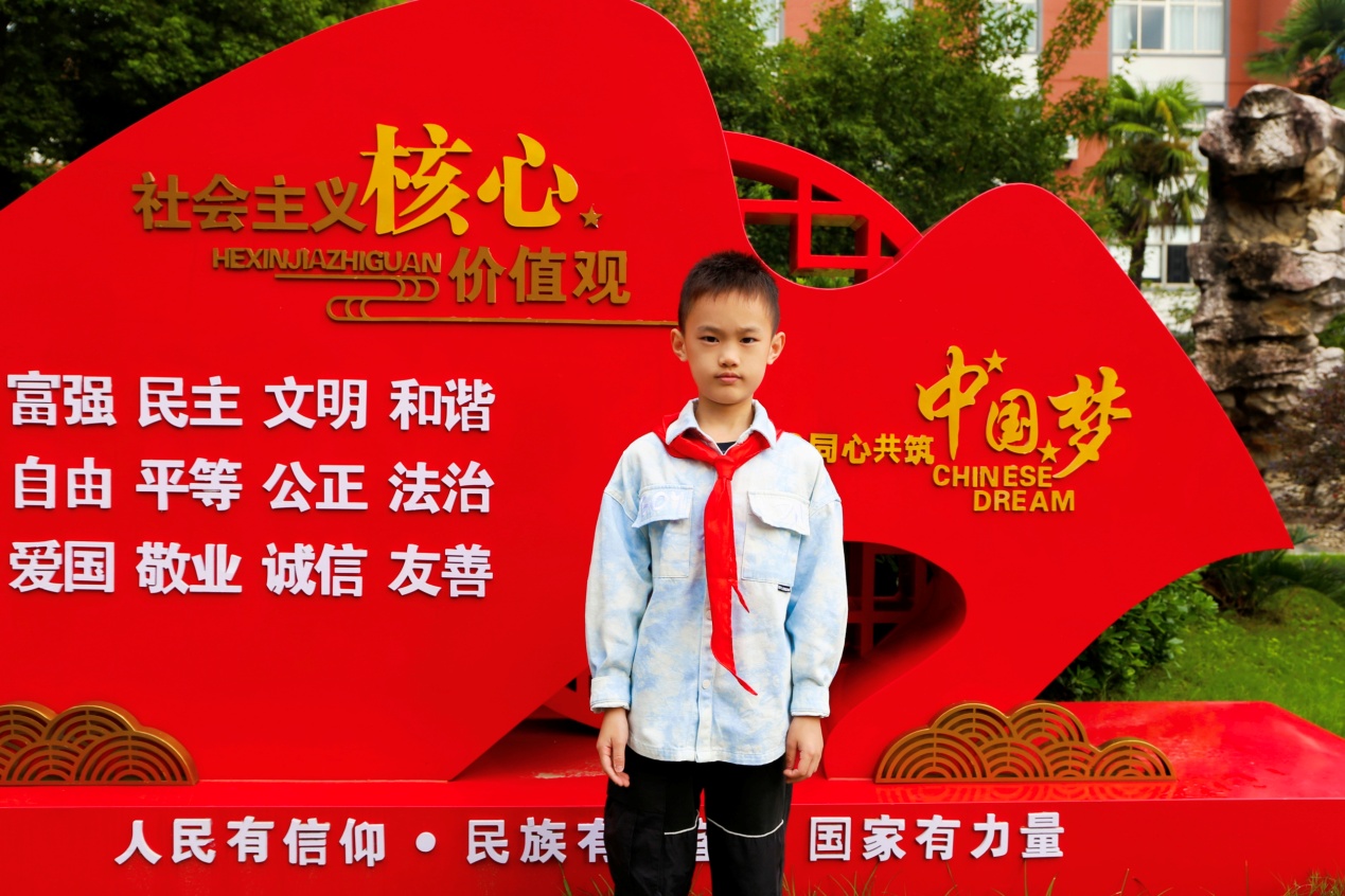 光荣的升旗手：三(1)中队吴禹辰