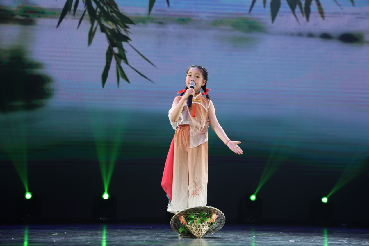 光荣的升旗手：二（5）中队  张骞予