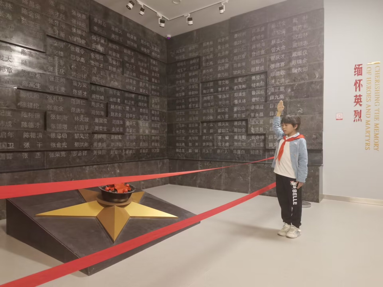 ​光荣的升旗手：三（1）中队杭玉洁