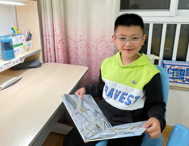 光荣的升旗手：一（4）班张竞予