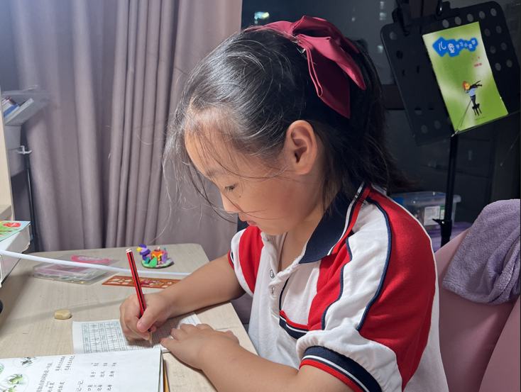 光荣的升旗手：二（2）中队卢钇汝