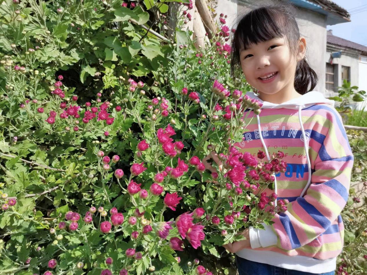 光荣的升旗手：一（5）班唐梓妍