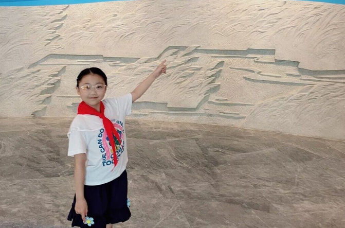 光荣的升旗手：三（10）中队周芊蔚